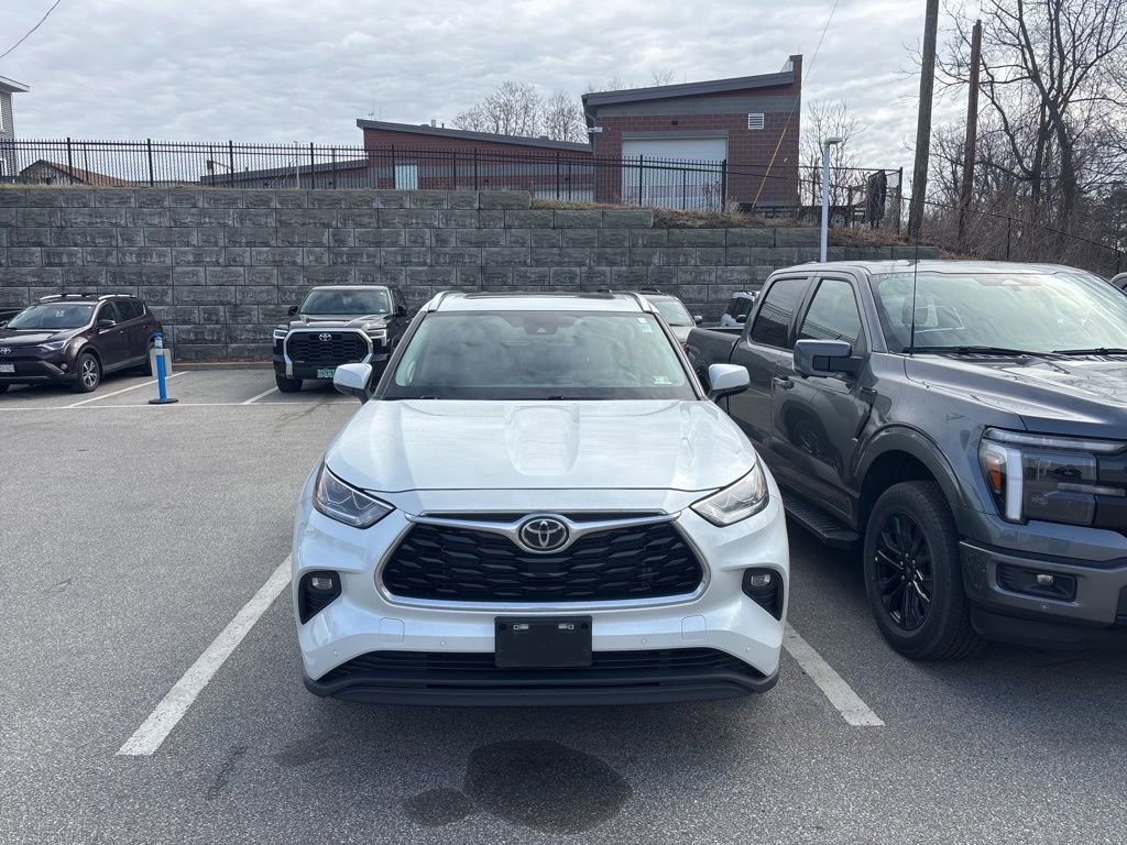 Used 2023 Toyota Highlander Limited image 2