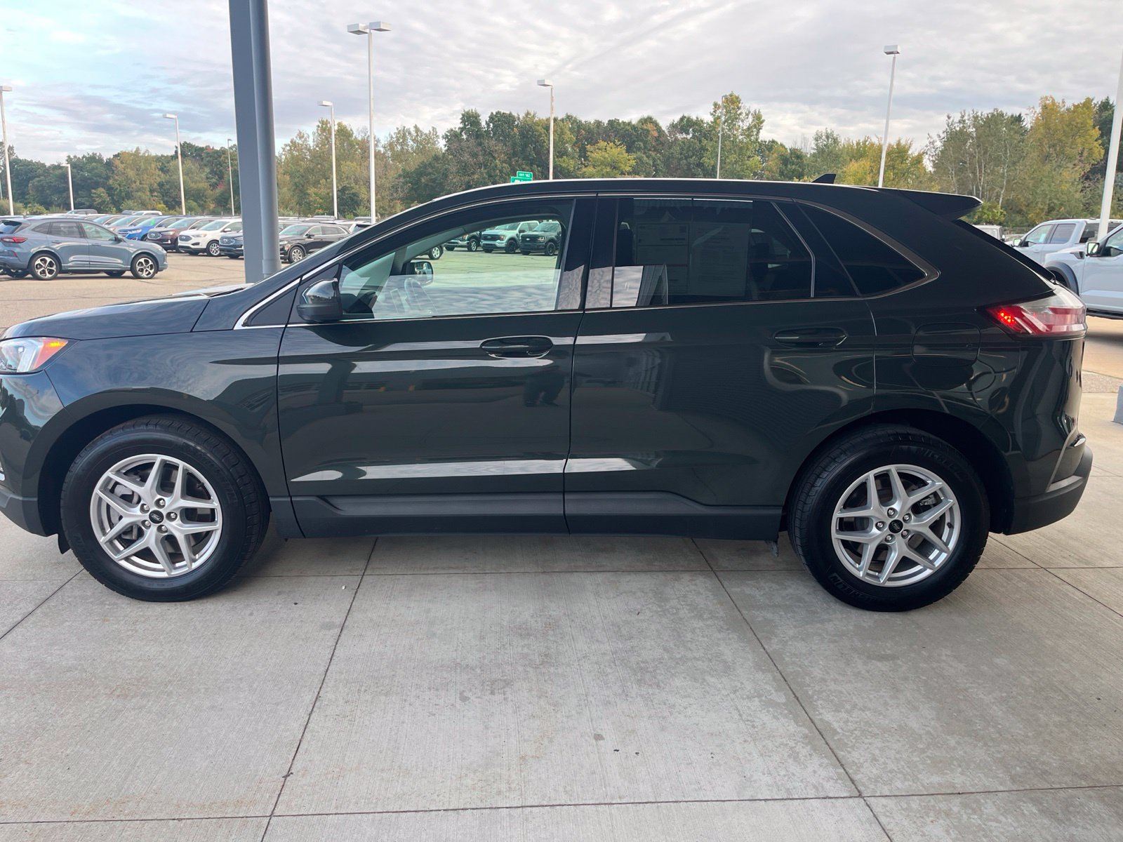 Certified 2024 Ford Edge SEL w/ Convenience Package AWD/4WD image 2