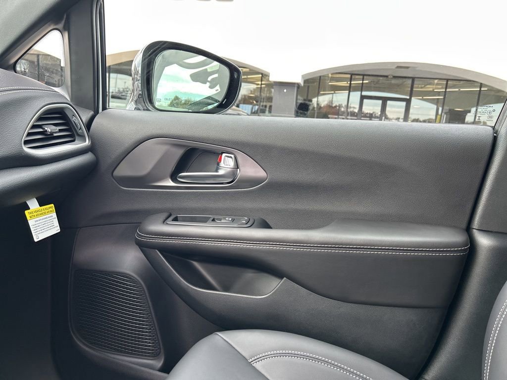 New 2026 Chrysler Pacifica Select AWD/4WD image 15