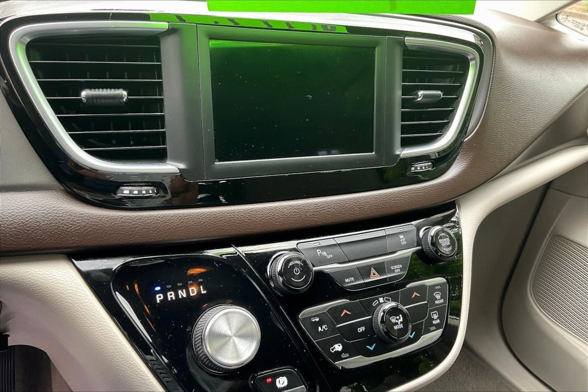Used 2019 Chrysler Pacifica L FWD image 15