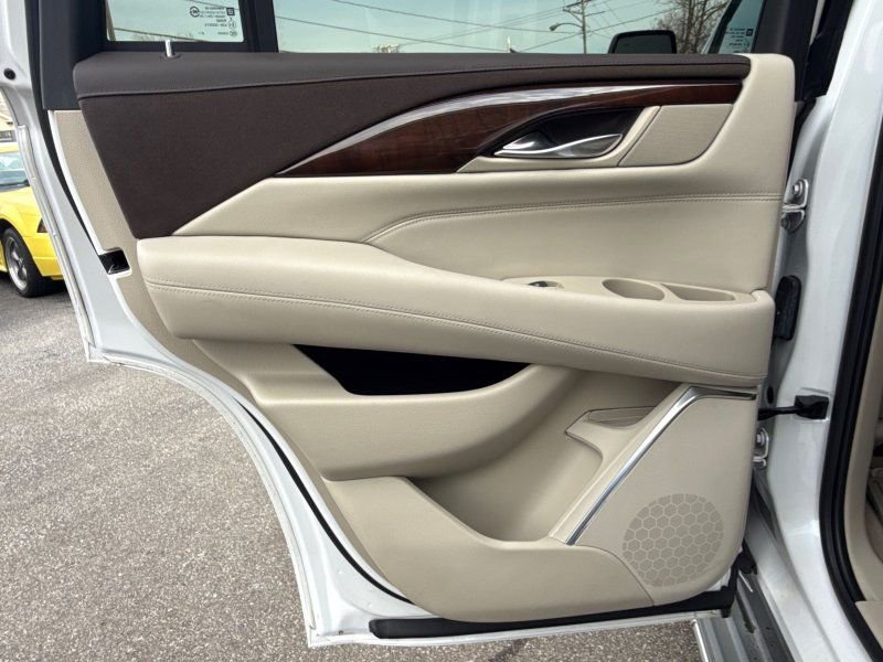Used 2017 Cadillac Escalade Luxury image 13