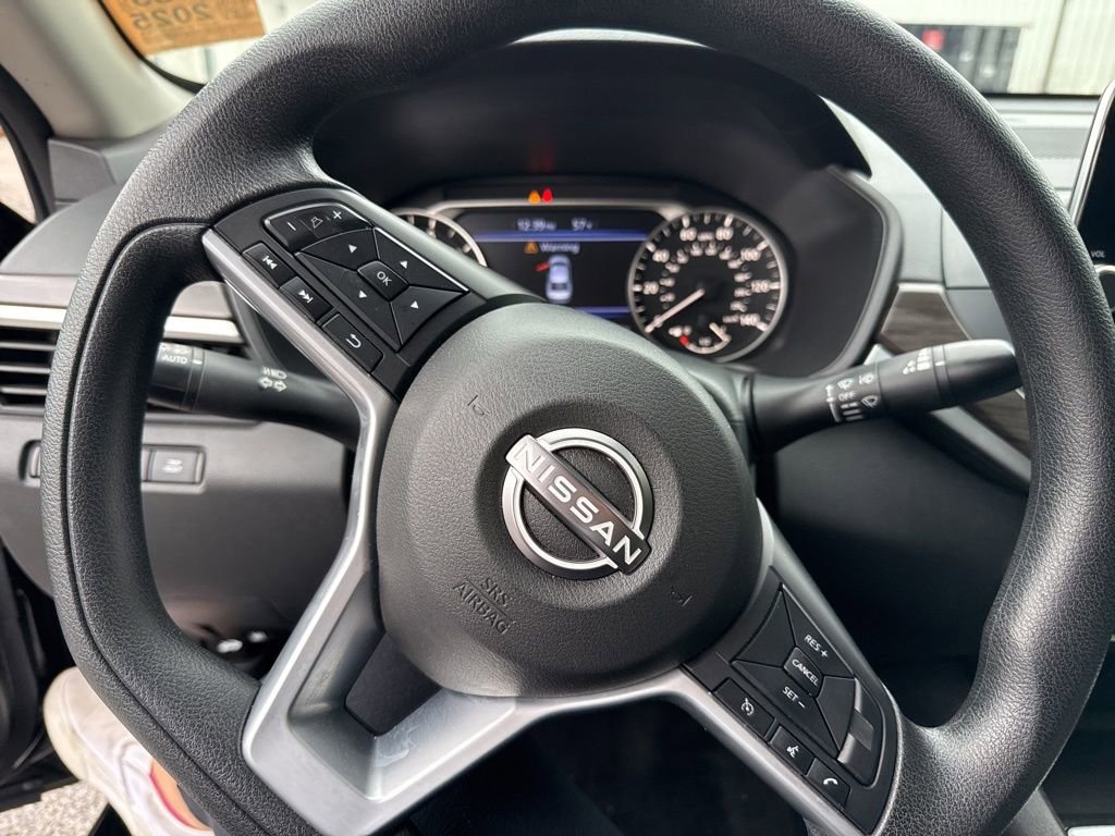 Used 2025 Nissan Altima 2.5 SV FWD image 2