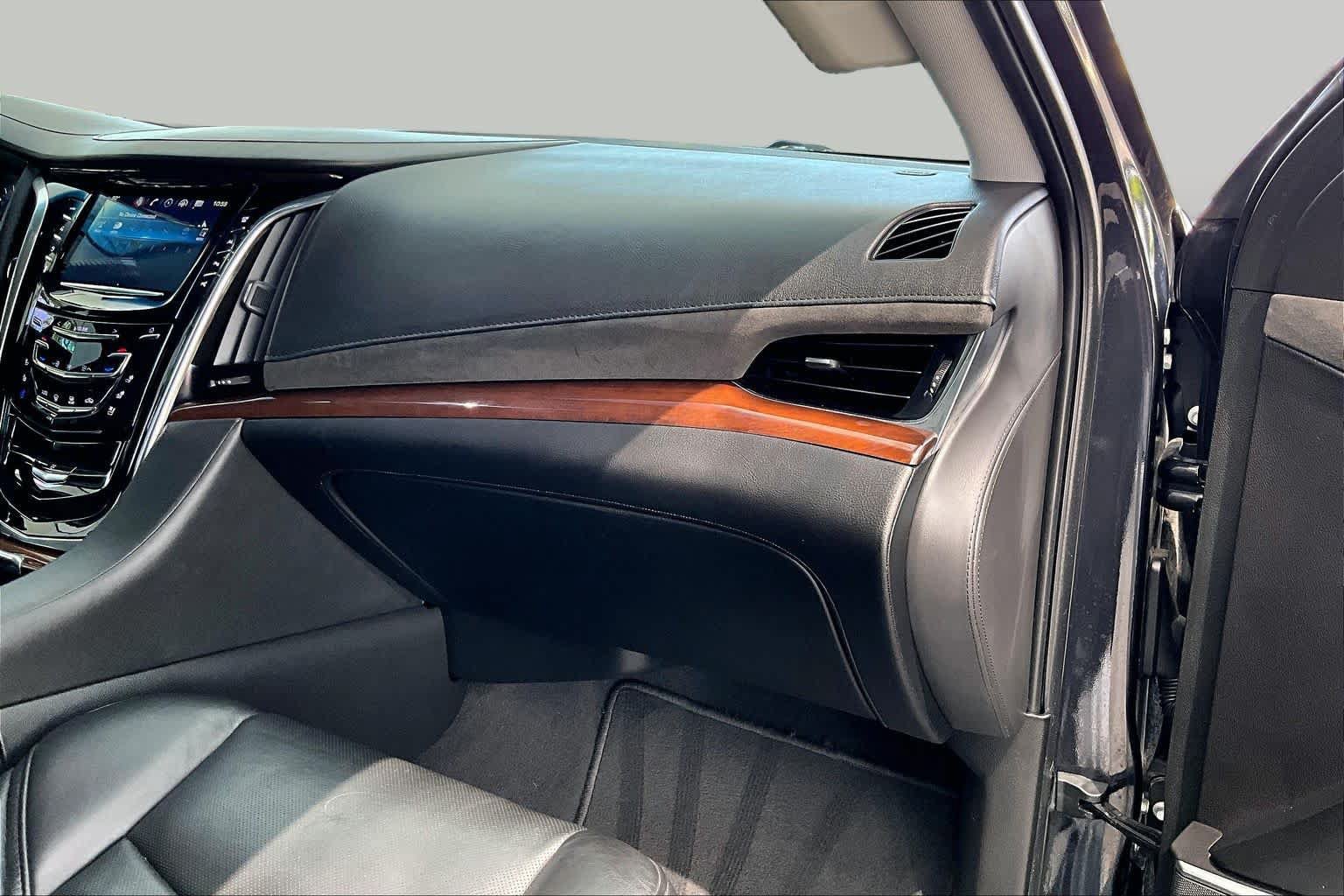 Used 2019 Cadillac Escalade ESV Luxury AWD/4WD image 19