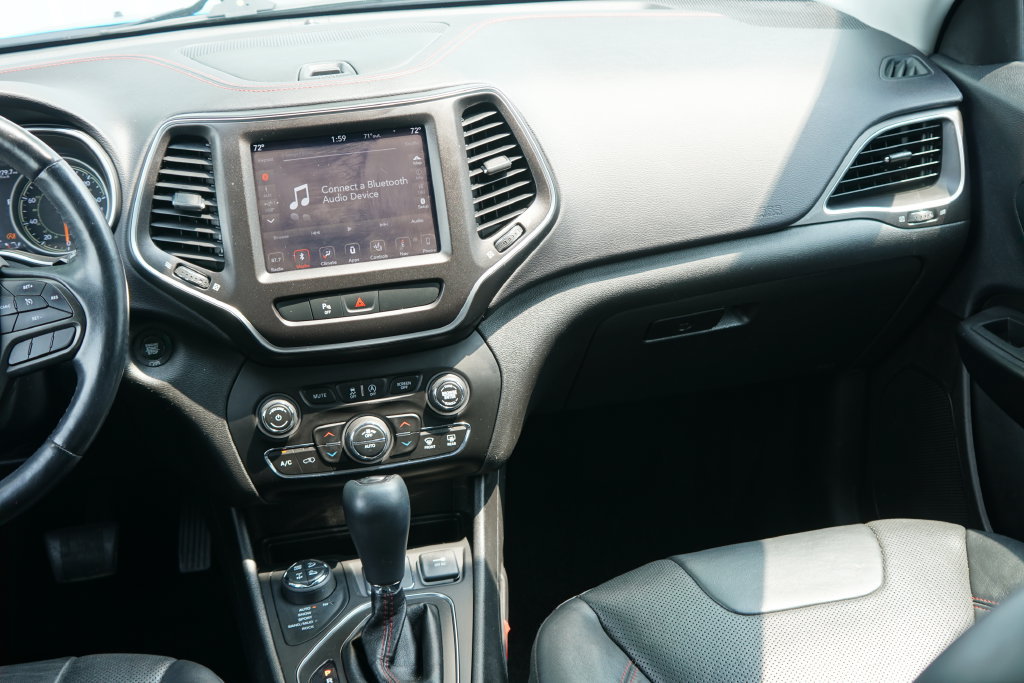 Used 2019 Jeep Cherokee Trailhawk AWD/4WD image 23