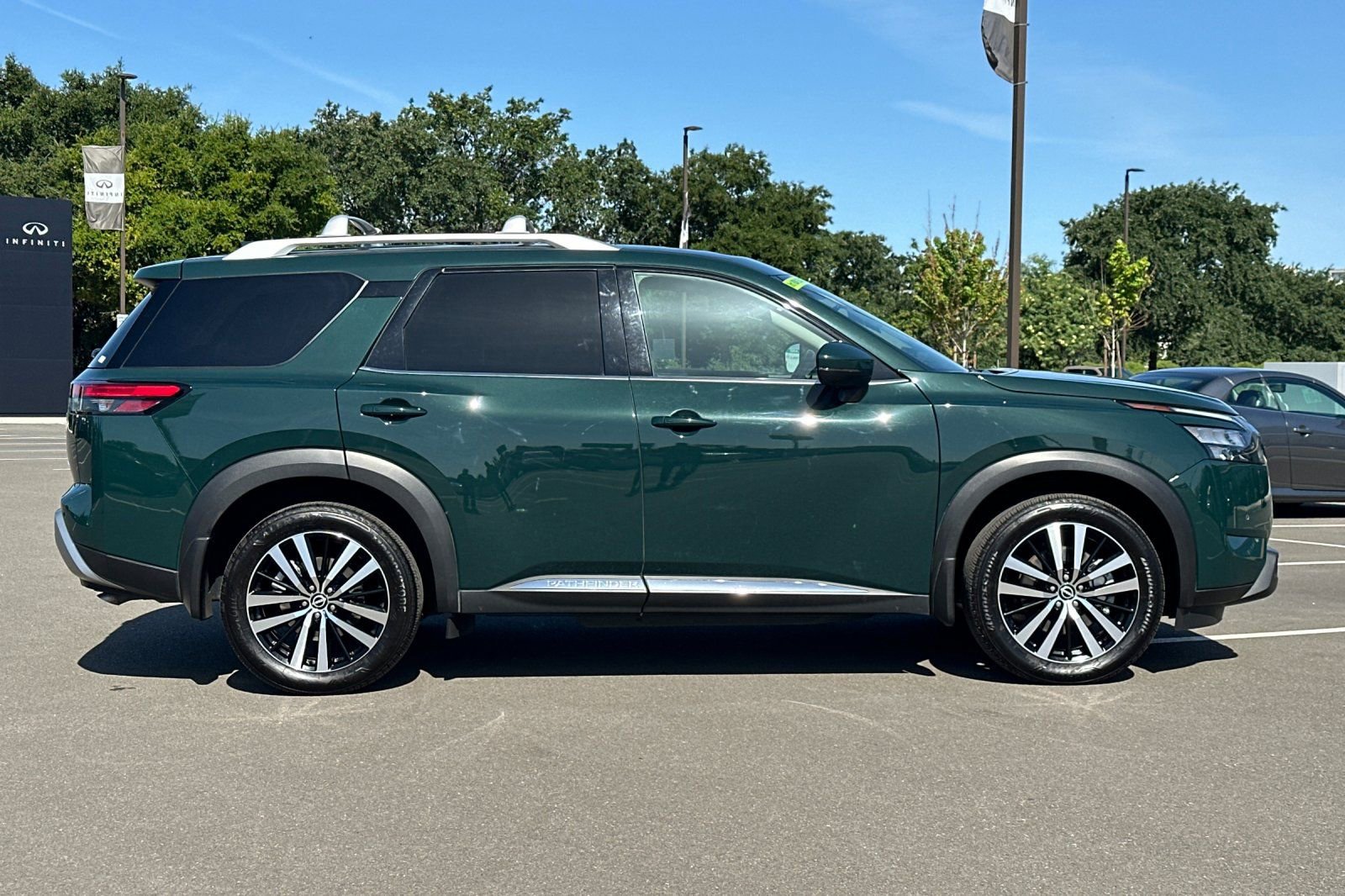 Certified 2025 Nissan Pathfinder Platinum w/ Cargo Package AWD/4WD image 3
