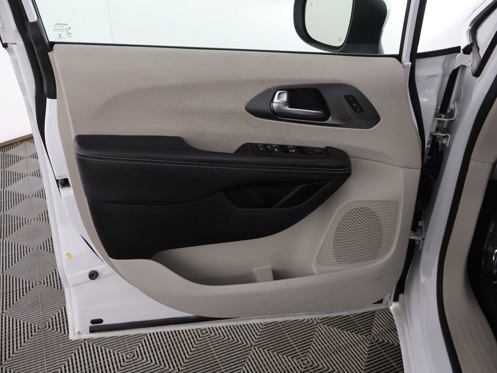 Used 2023 Chrysler Pacifica Touring-L image 22