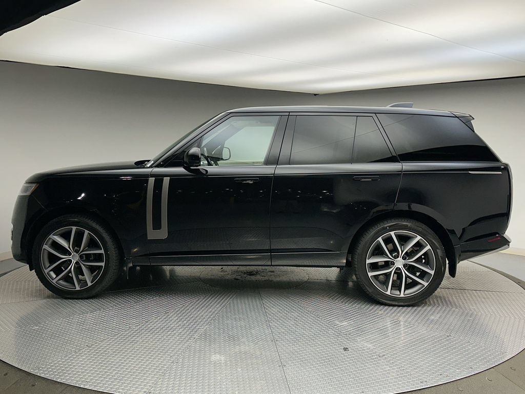 Used 2025 Land Rover Range Rover SE AWD/4WD image 2