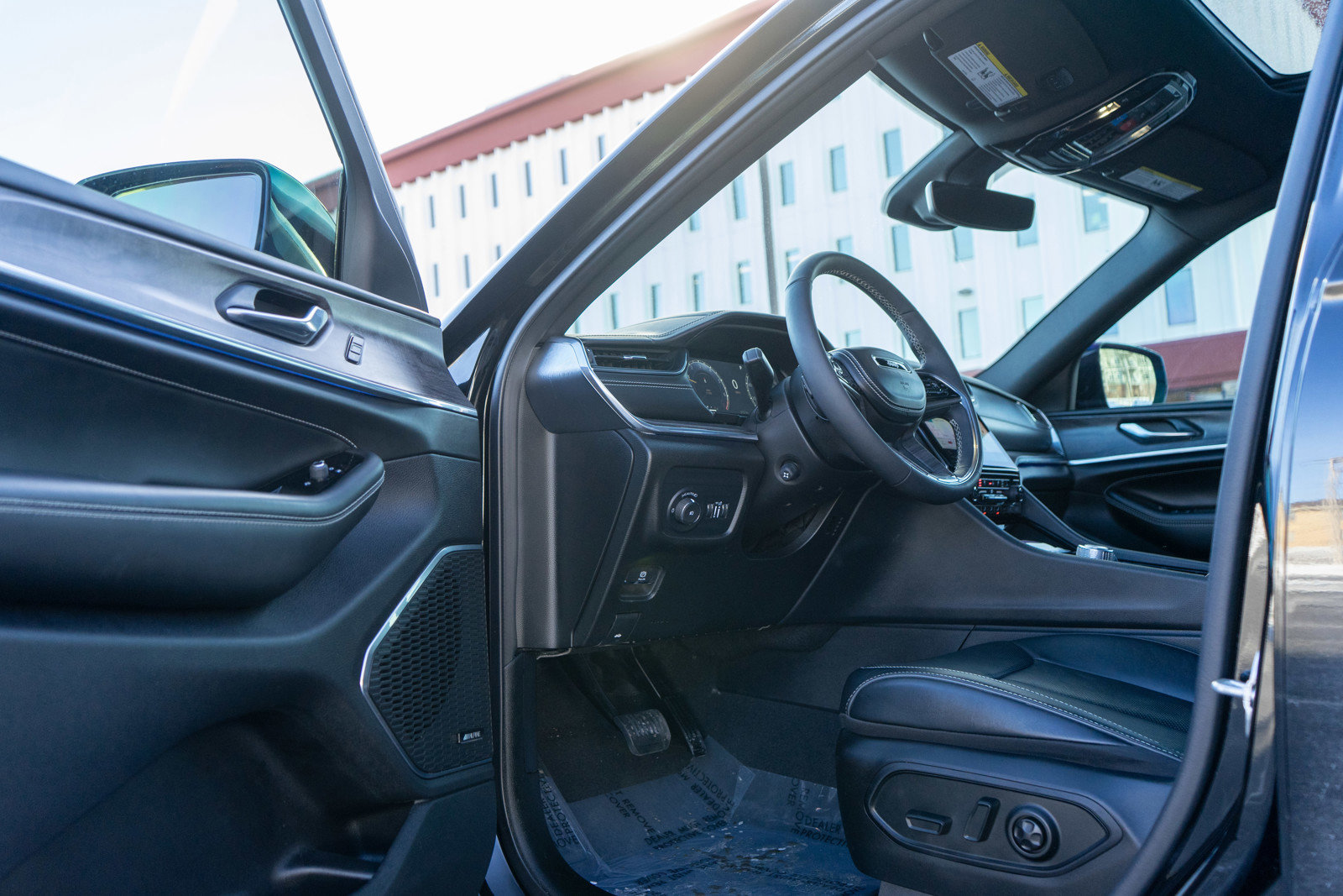 Used 2025 Jeep Grand Cherokee Overland image 14