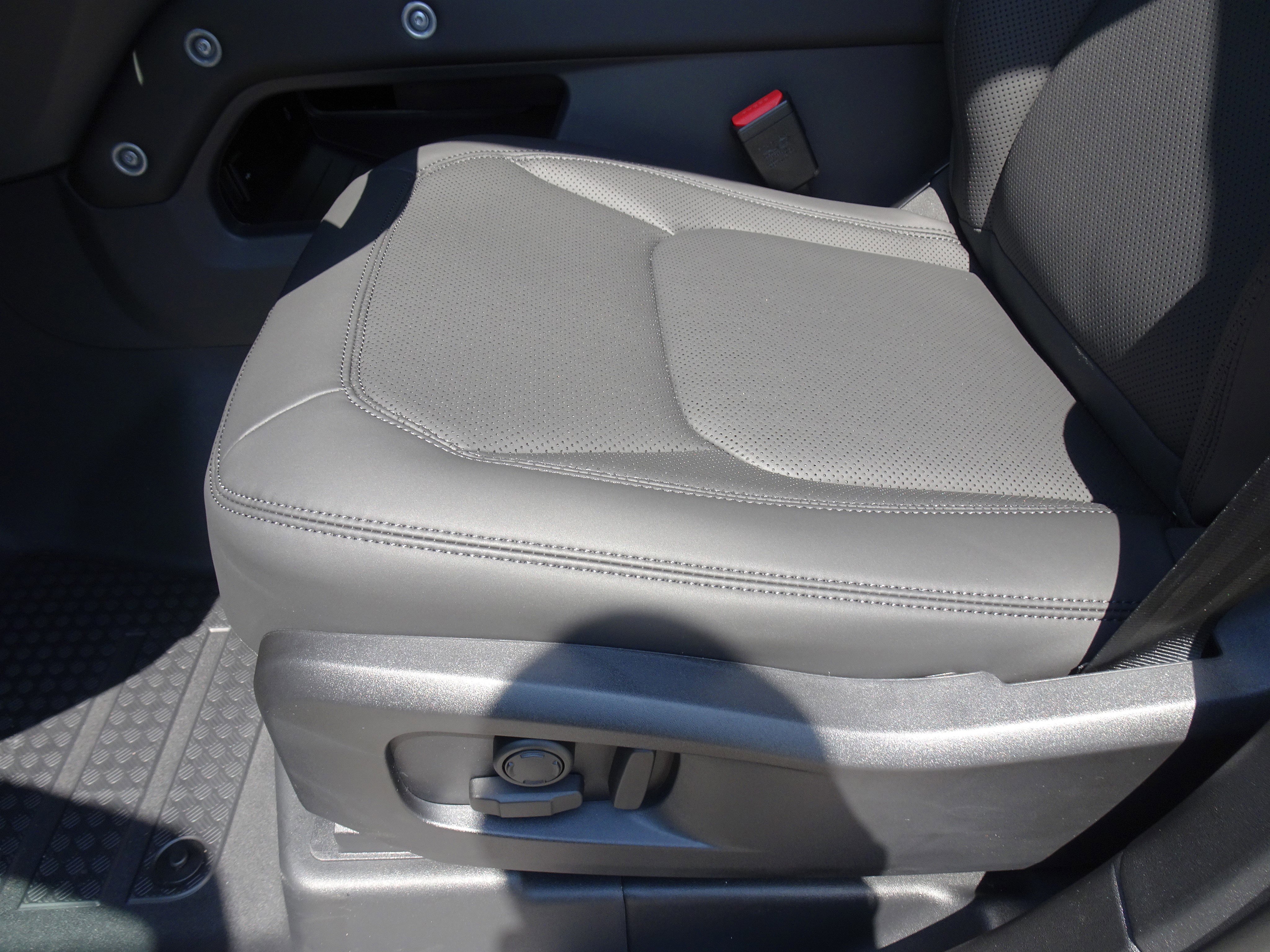 New 2025 Land Rover Defender 110 S image 4