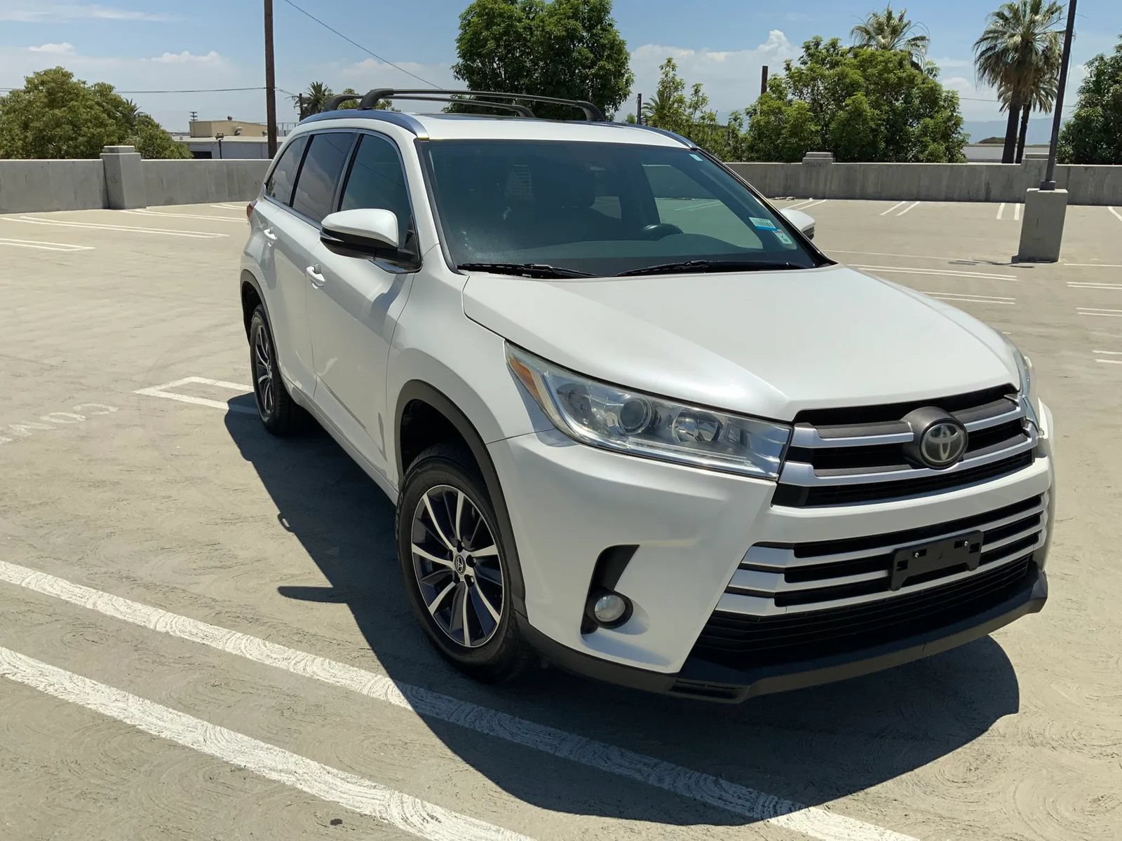 Used 2018 Toyota Highlander XLE FWD image 1