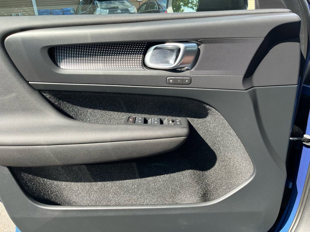 Used 2019 Volvo XC40 T5 R-Design image 18