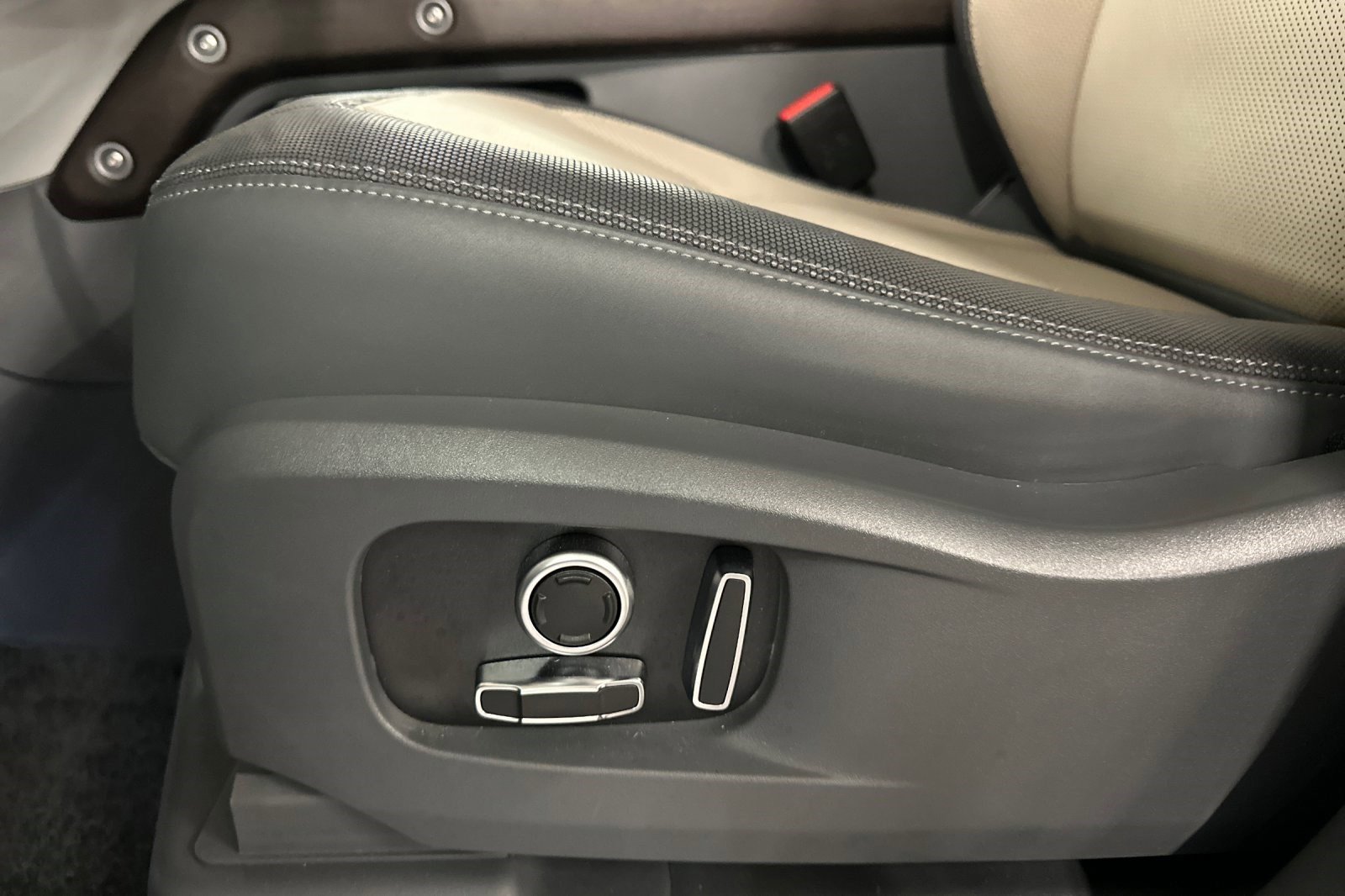 Used 2023 Land Rover Defender 130 X-Dynamic SE image 17