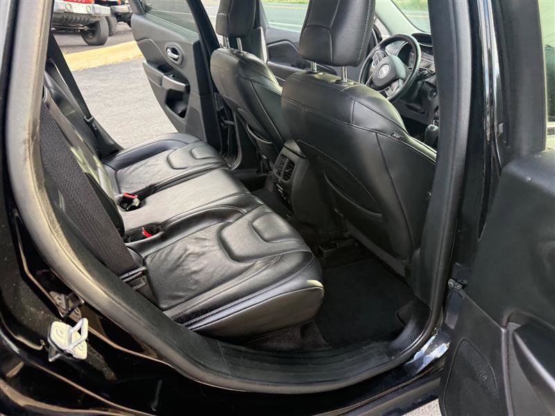 Used 2019 Jeep Cherokee Limited image 16