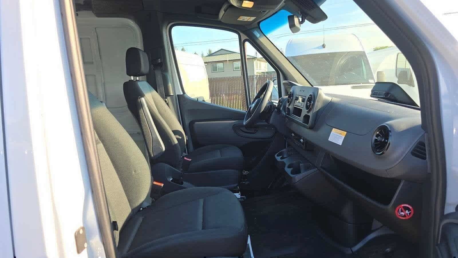 Used 2025 Mercedes-Benz Sprinter 2500 image 10