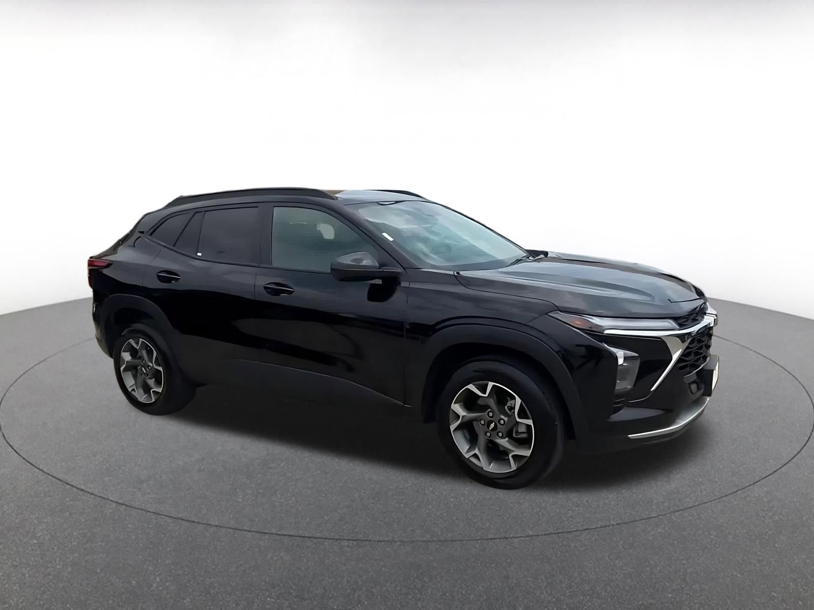 Used 2025 Chevrolet Trax LT FWD image 2