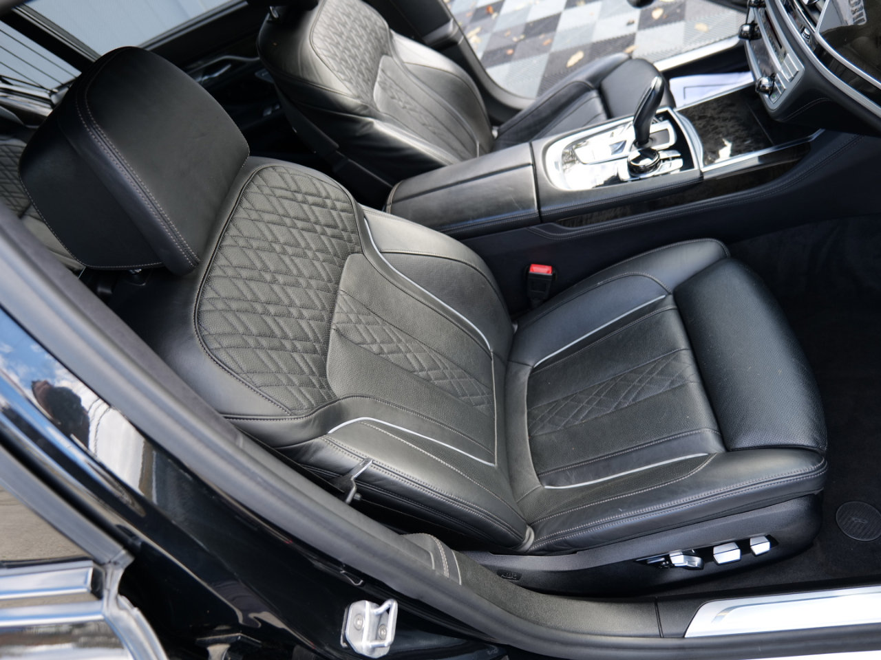 Used 2018 BMW M760i xDrive image 37