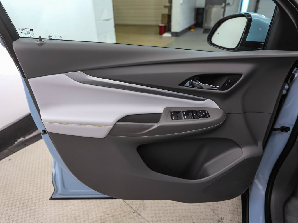 Used 2023 Chevrolet Bolt EUV Premier w/ Super Cruise Package FWD image 9