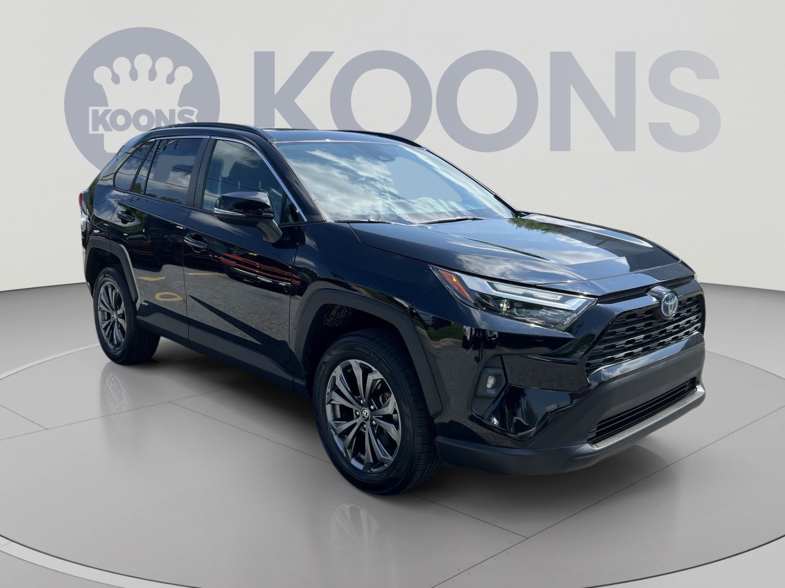 Used 2022 Toyota RAV4 XLE Premium AWD/4WD image 10