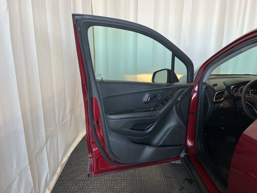 Used 2022 Chevrolet Trax LT w/ LT Convenience Package image 16