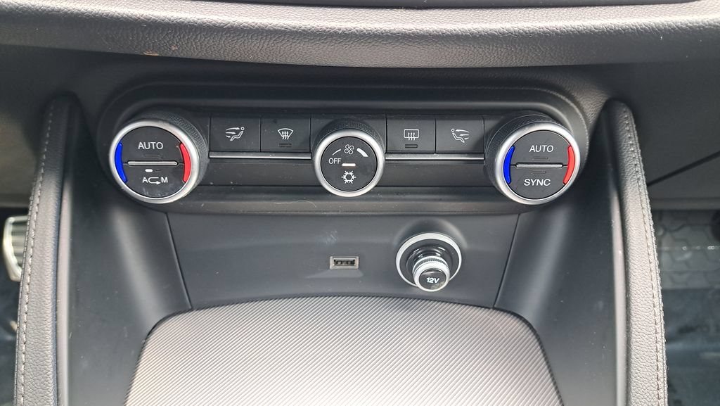 Used 2018 Alfa Romeo Stelvio Sport w/ Quick Order Package 22J Sport AWD/4WD image 21
