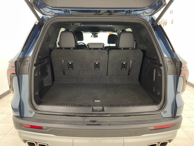 Used 2025 Chevrolet Traverse LT image 12