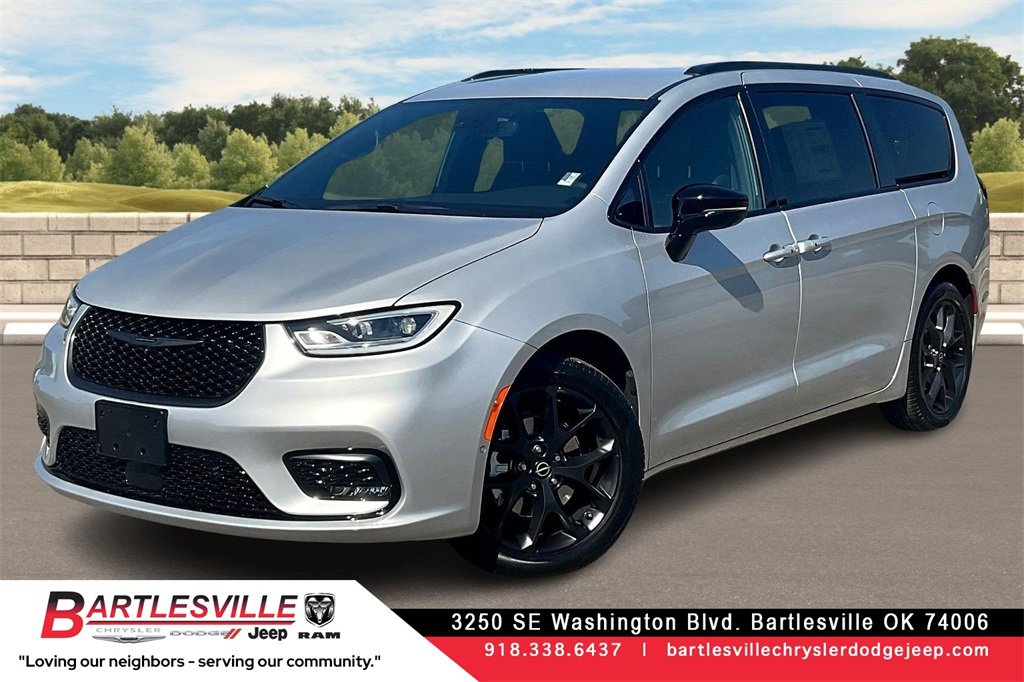 New 2026 Chrysler Pacifica Select image 1