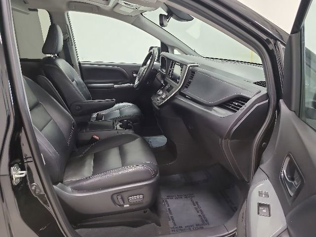 Used 2020 Toyota Sienna SE Premium w/ Nightshade Edition FWD image 16