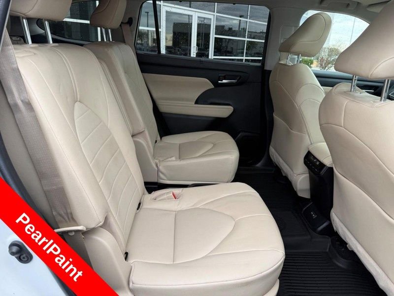 Used 2023 Toyota Highlander XLE AWD/4WD image 12