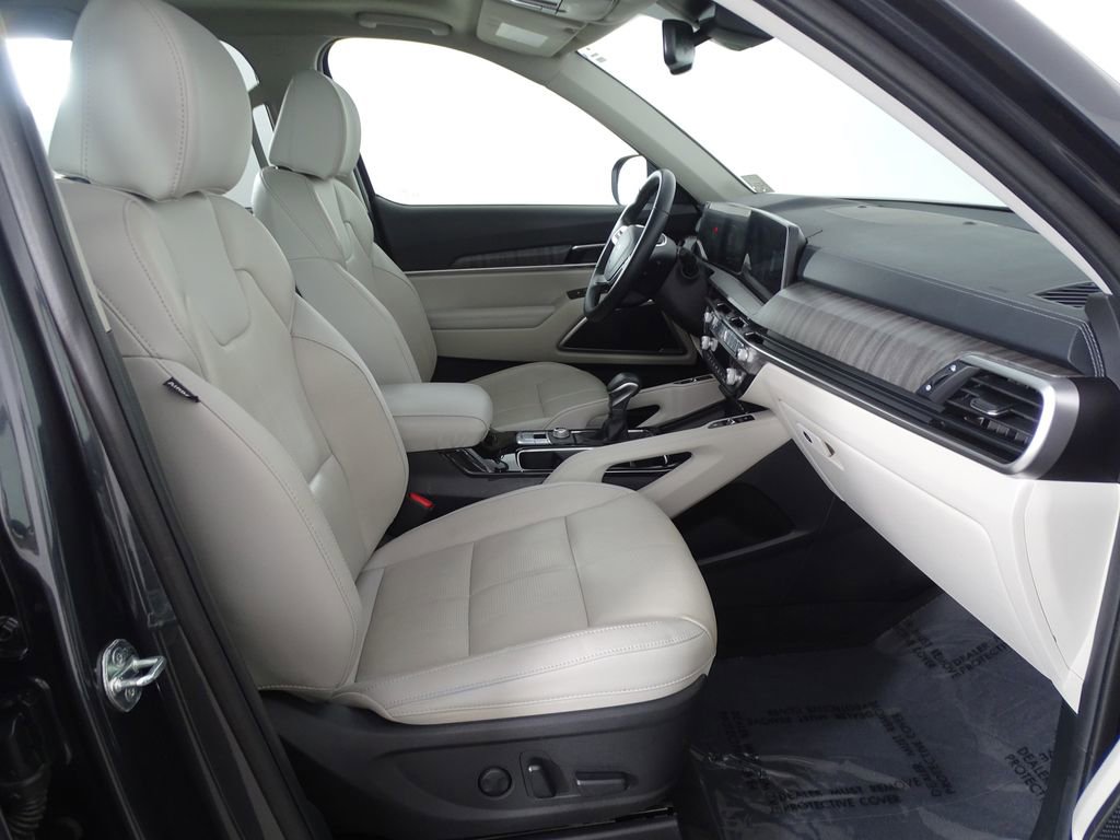 Used 2024 Kia Telluride EX w/ EX Captain's Chair Package image 16