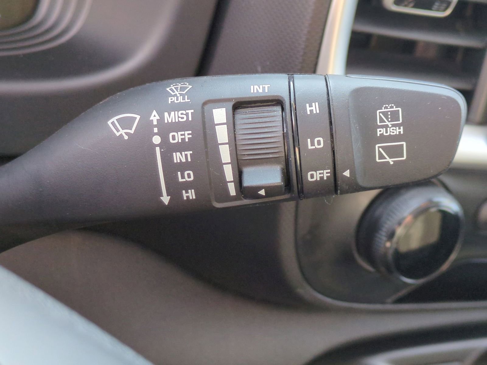 Used 2023 Hyundai Venue SEL image 28