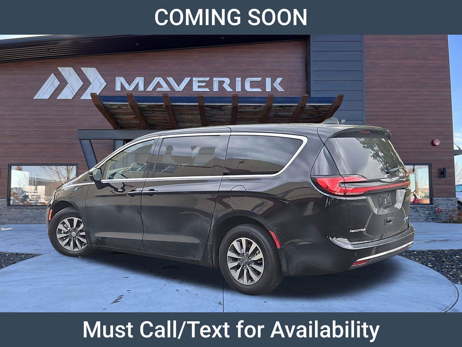 Used 2024 Chrysler Pacifica Limited FWD image 2