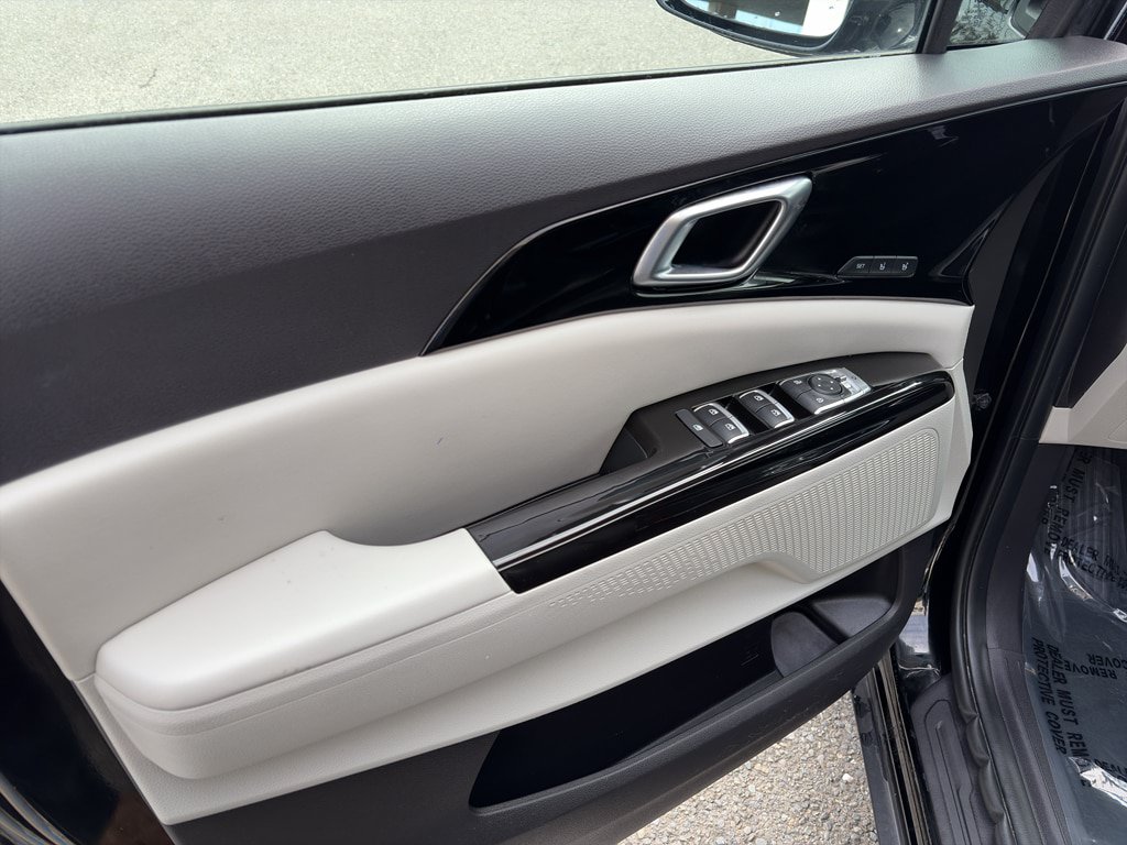 Used 2023 Kia Carnival SX FWD image 5