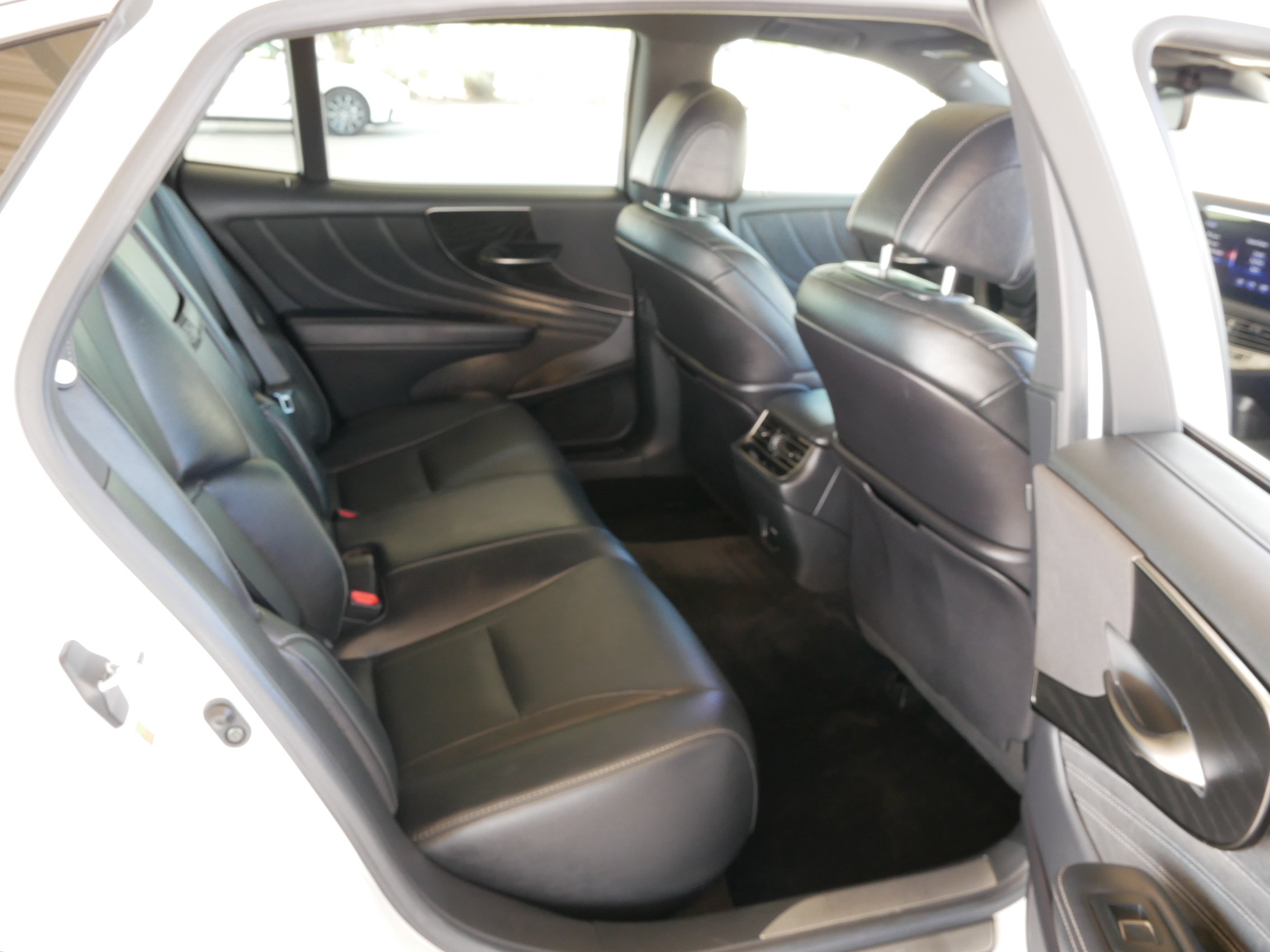 Used 2022 Lexus LS 500 w/ Accessory Package (Z1) RWD image 16