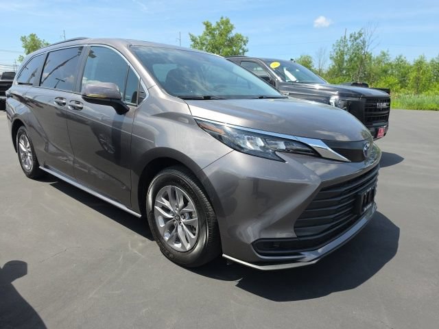 Used 2024 Toyota Sienna LE w/ LE Plus Package AWD/4WD image 1