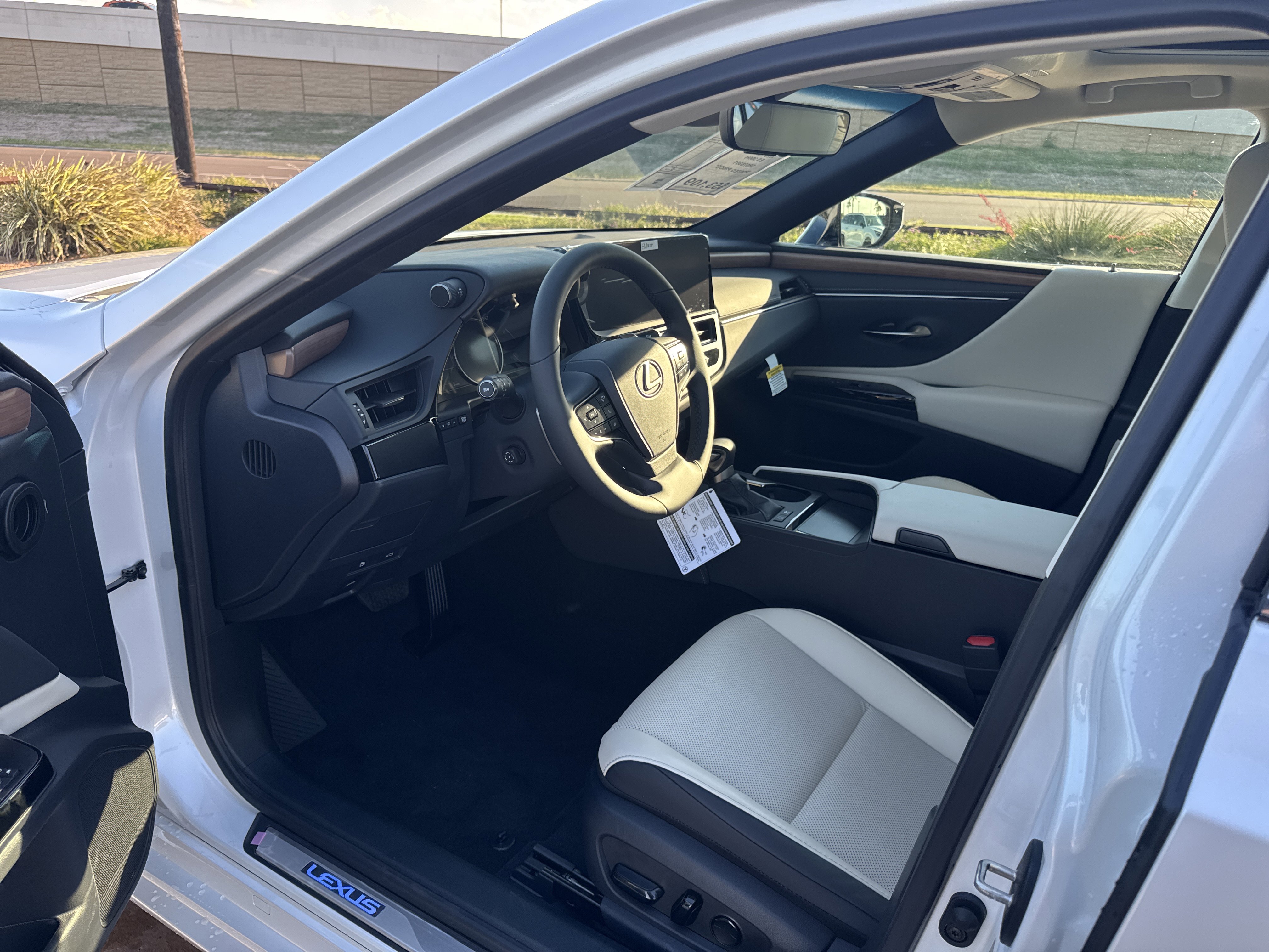 New 2025 Lexus ES 300h w/ Premium Package image 16