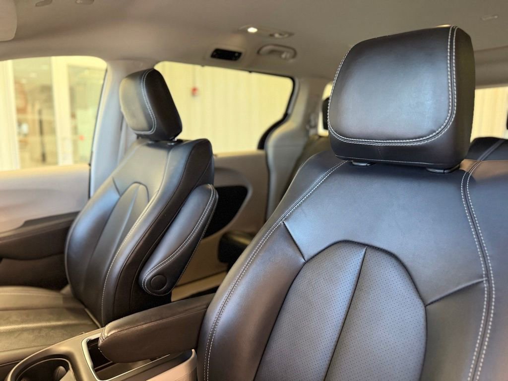 Used 2024 Chrysler Pacifica Touring-L image 26