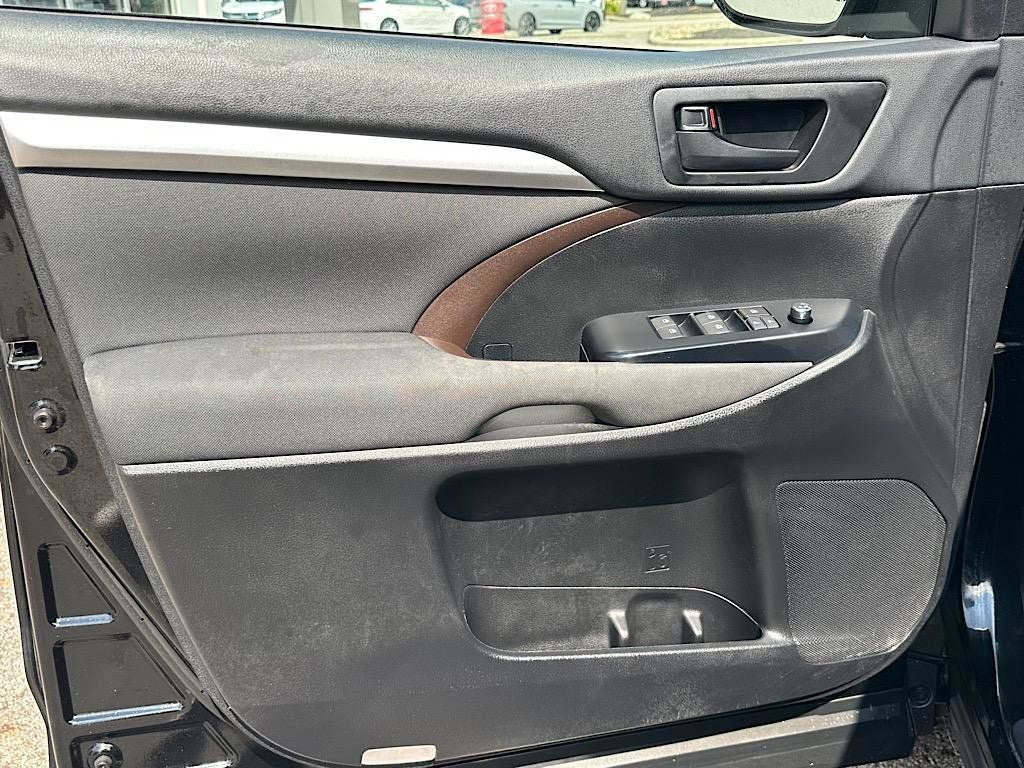 Used 2019 Toyota Highlander LE AWD/4WD image 14