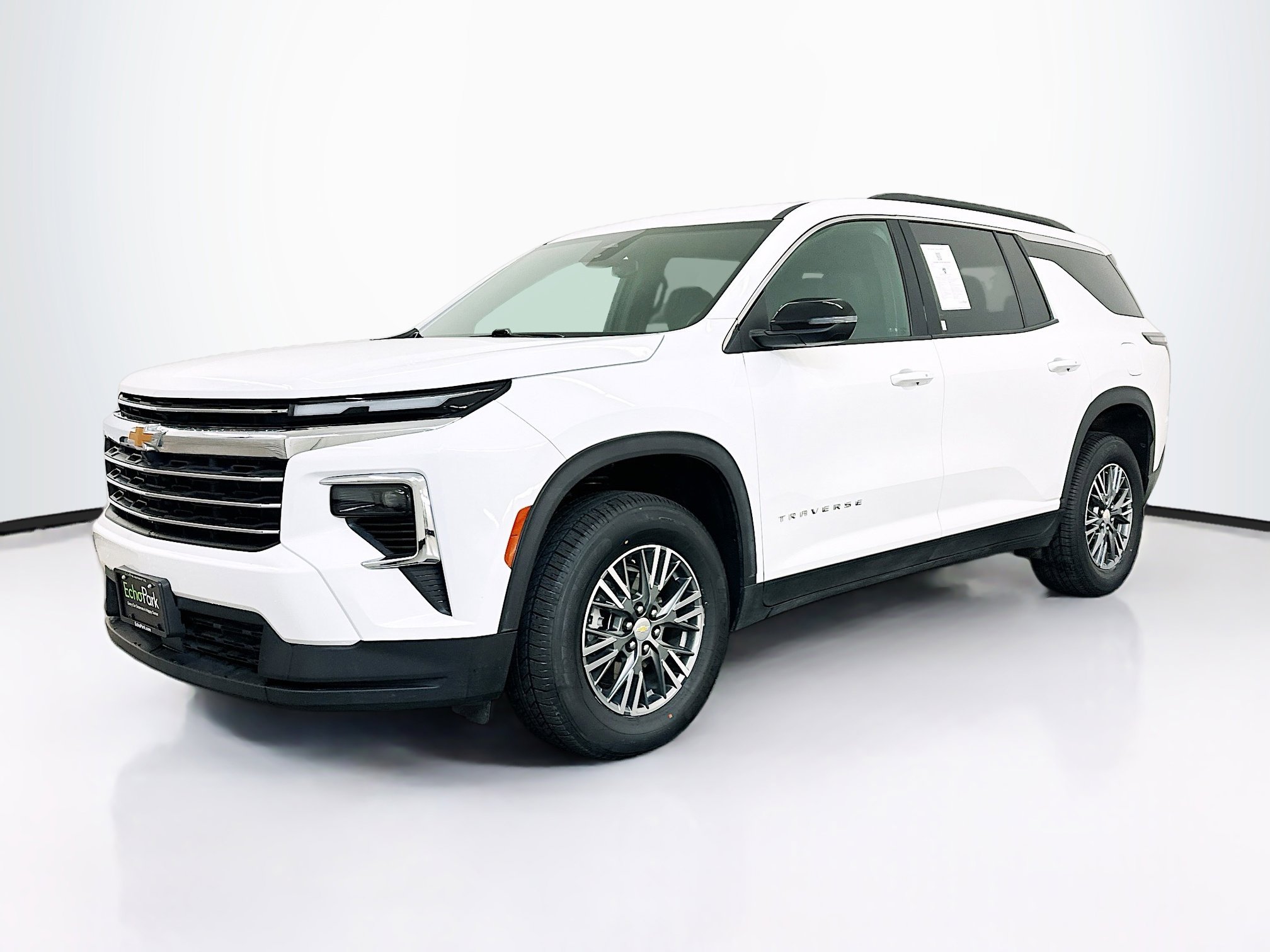 Used 2025 Chevrolet Traverse LT image 3