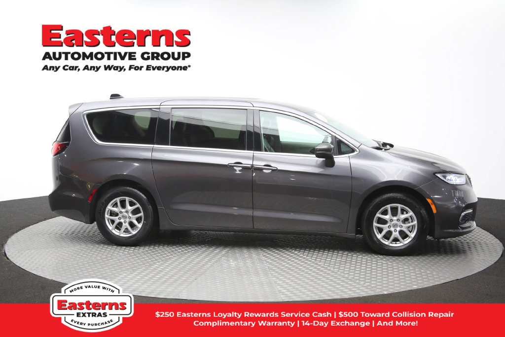 Used 2023 Chrysler Pacifica Touring-L FWD image 48