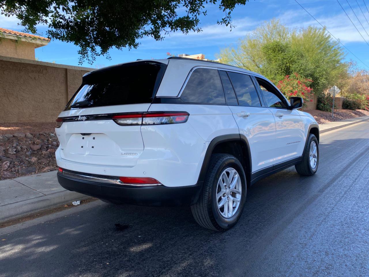 Used 2024 Jeep Grand Cherokee Laredo X w/ Trailer Tow Package AWD/4WD image 5