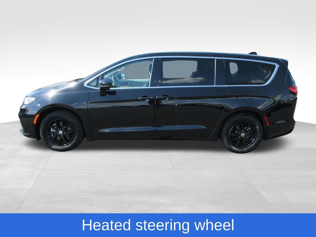 Used 2024 Chrysler Pacifica Touring-L FWD image 2