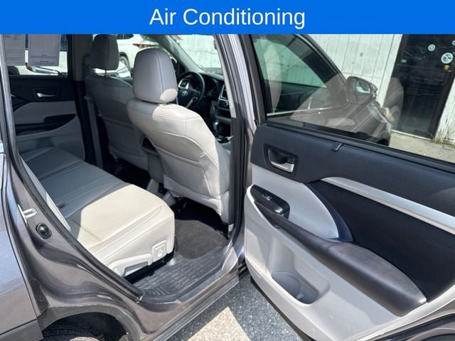Used 2019 Toyota Highlander XLE AWD/4WD image 23