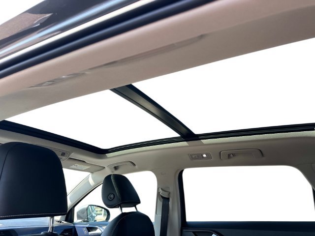 Used 2022 Volkswagen Taos SE w/ Panoramic Sunroof Package FWD image 14