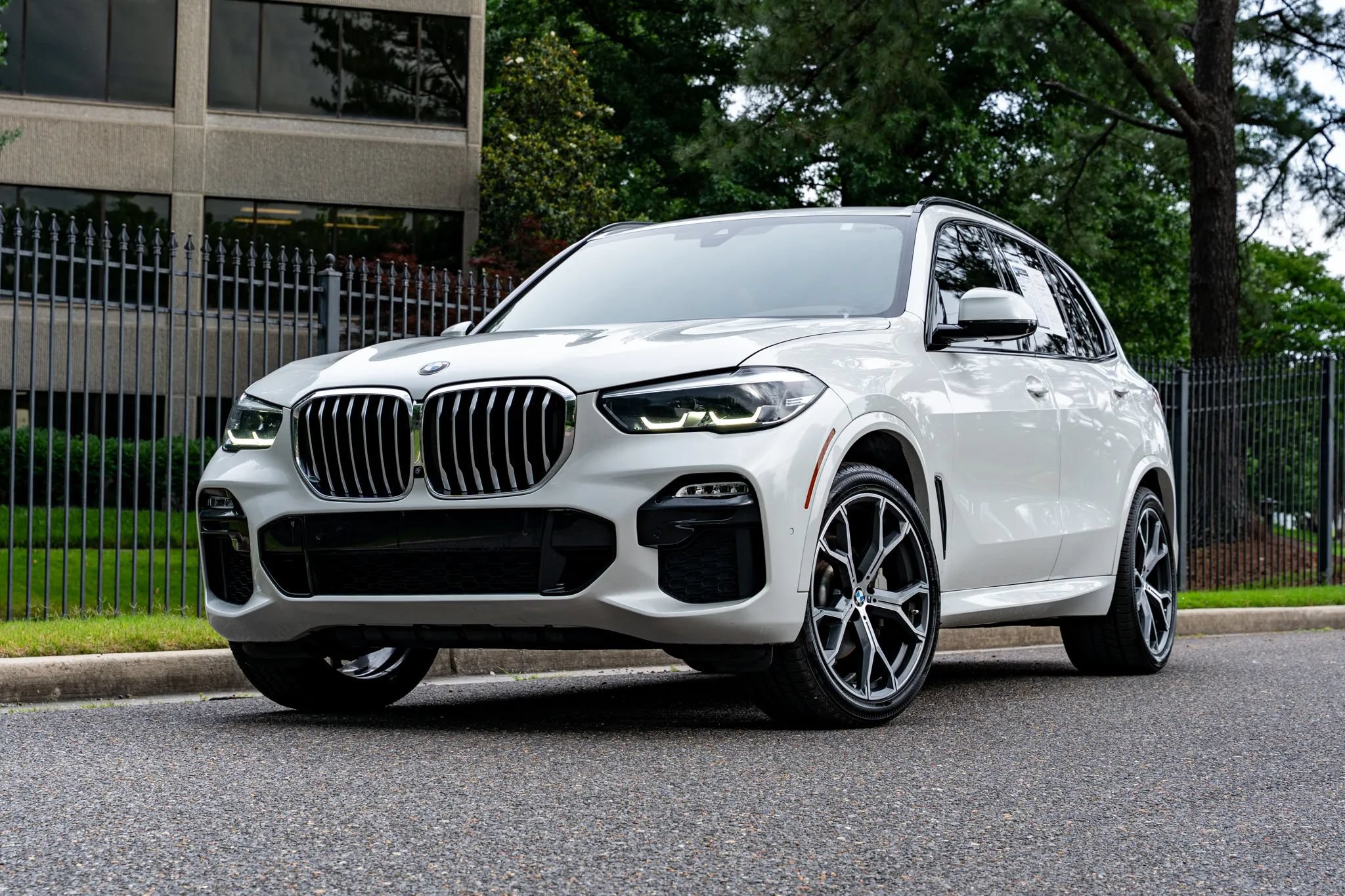 Used 2019 BMW X5 xDrive40i w/ M Sport Package AWD/4WD image 1