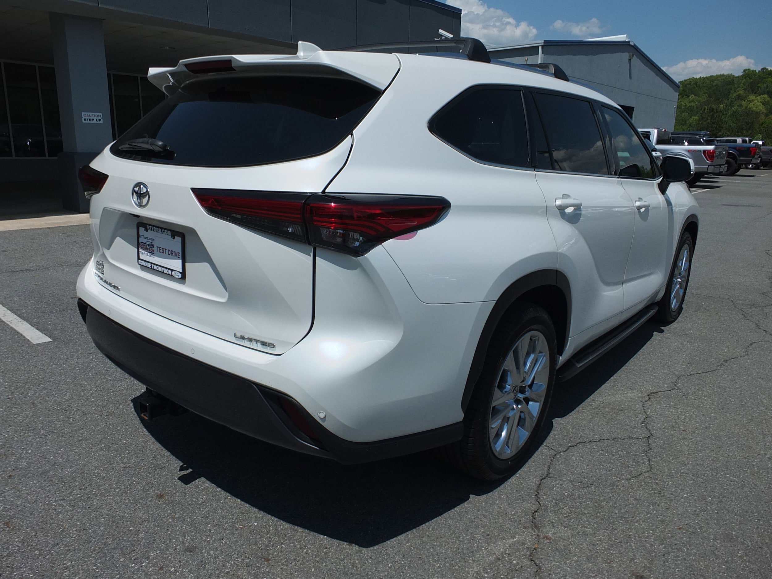 Used 2020 Toyota Highlander Limited FWD image 3