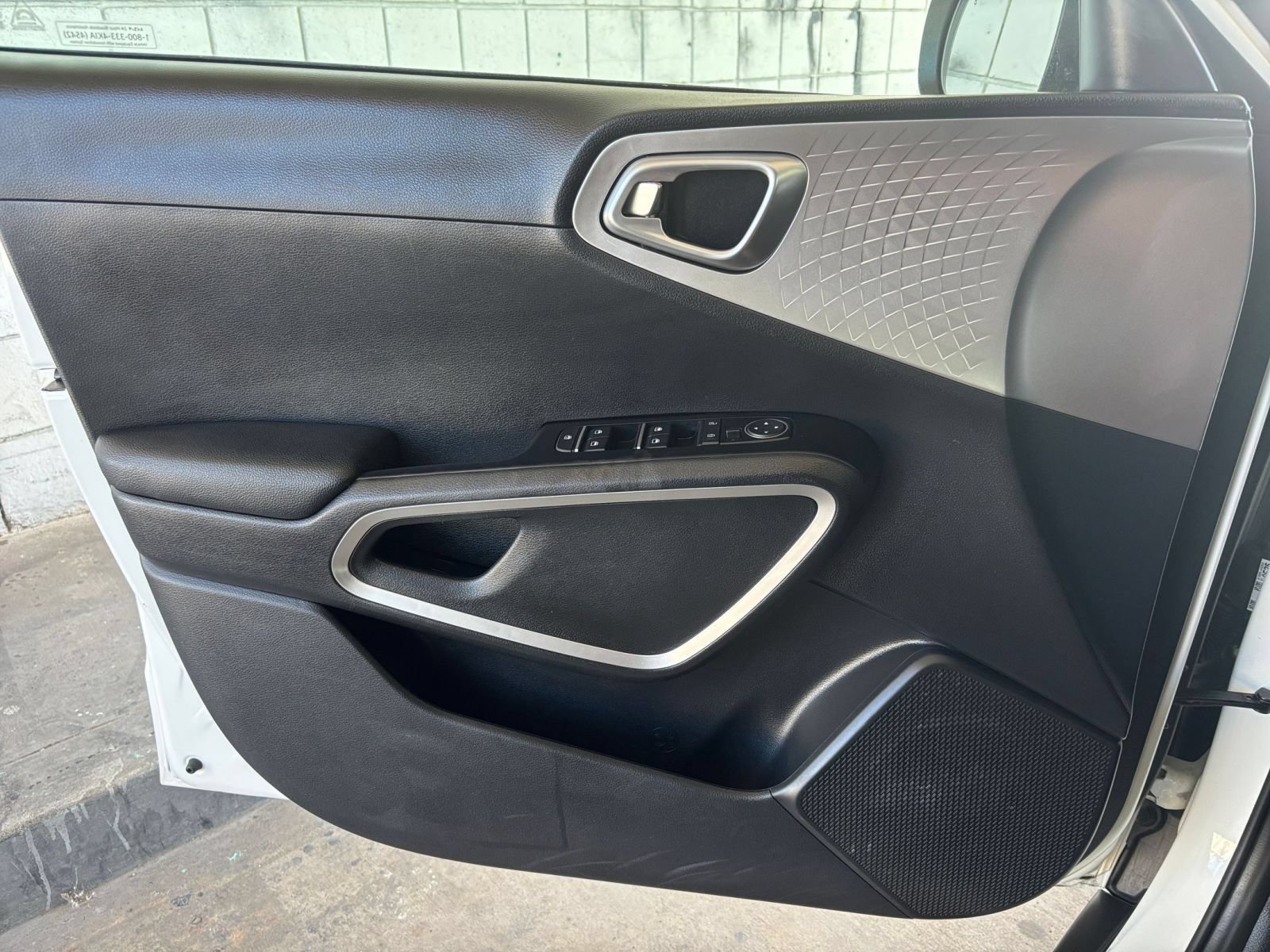 Used 2025 Kia Soul LX w/ LX Technology Package FWD image 18