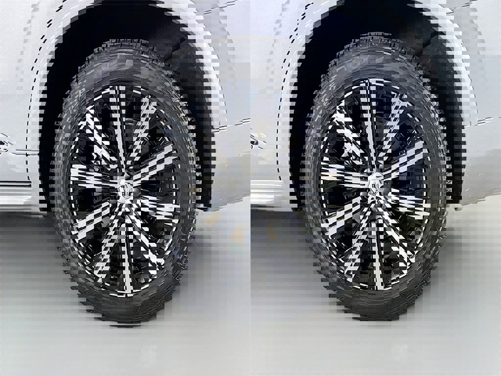 Certified 2024 Volvo XC90 B5 Core w/ Protection Package Premier image 32