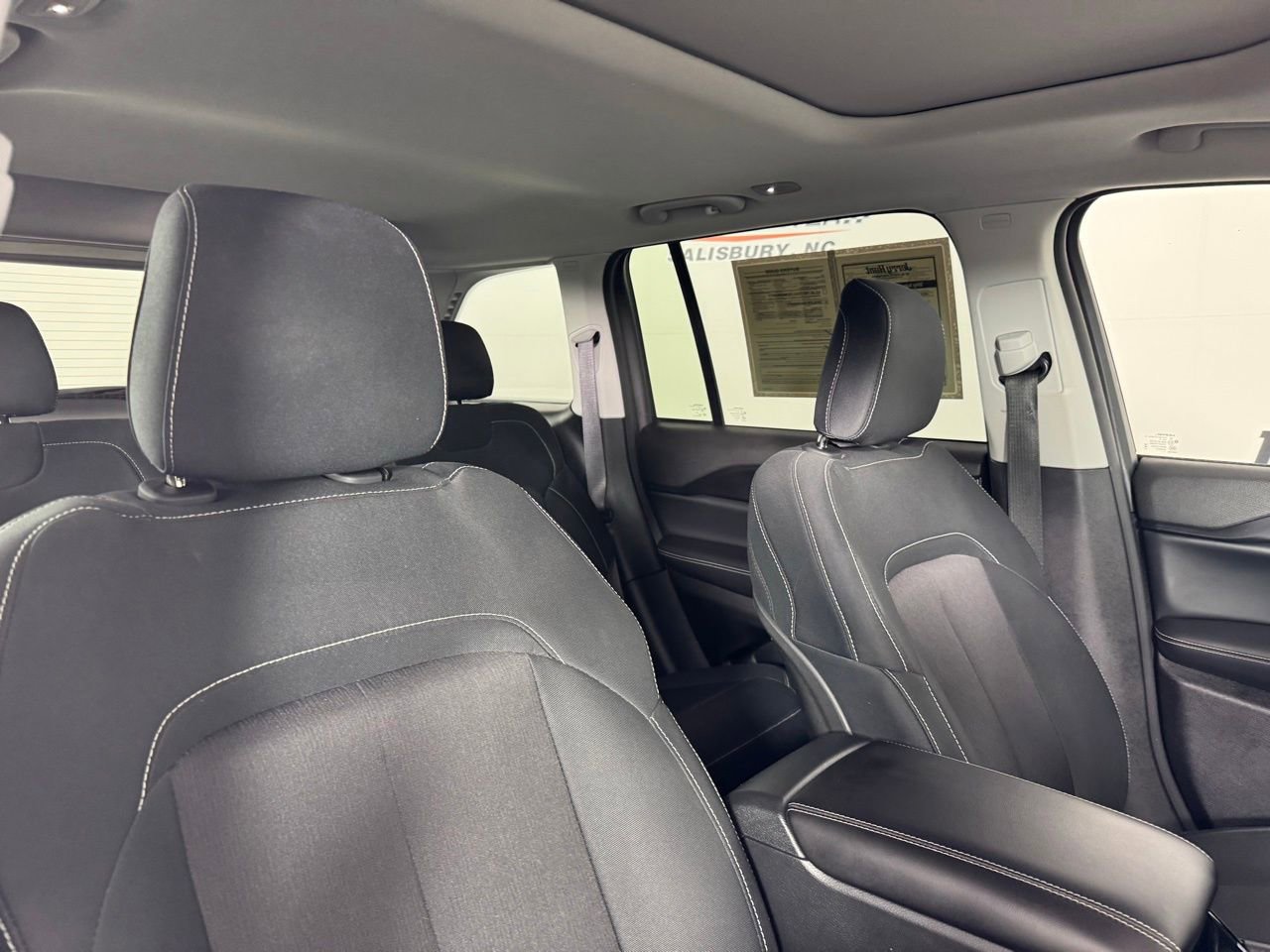 Used 2023 Jeep Grand Cherokee Laredo X image 32