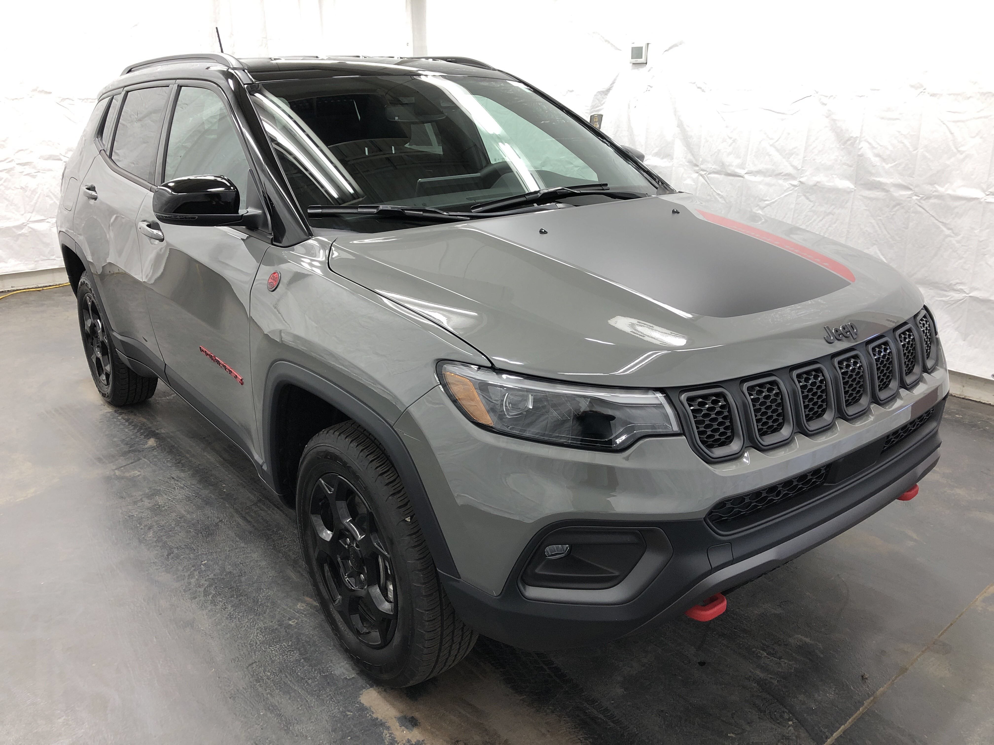 Used 2023 Jeep Compass Trailhawk w/ Trailhawk Elite Group AWD/4WD image 3