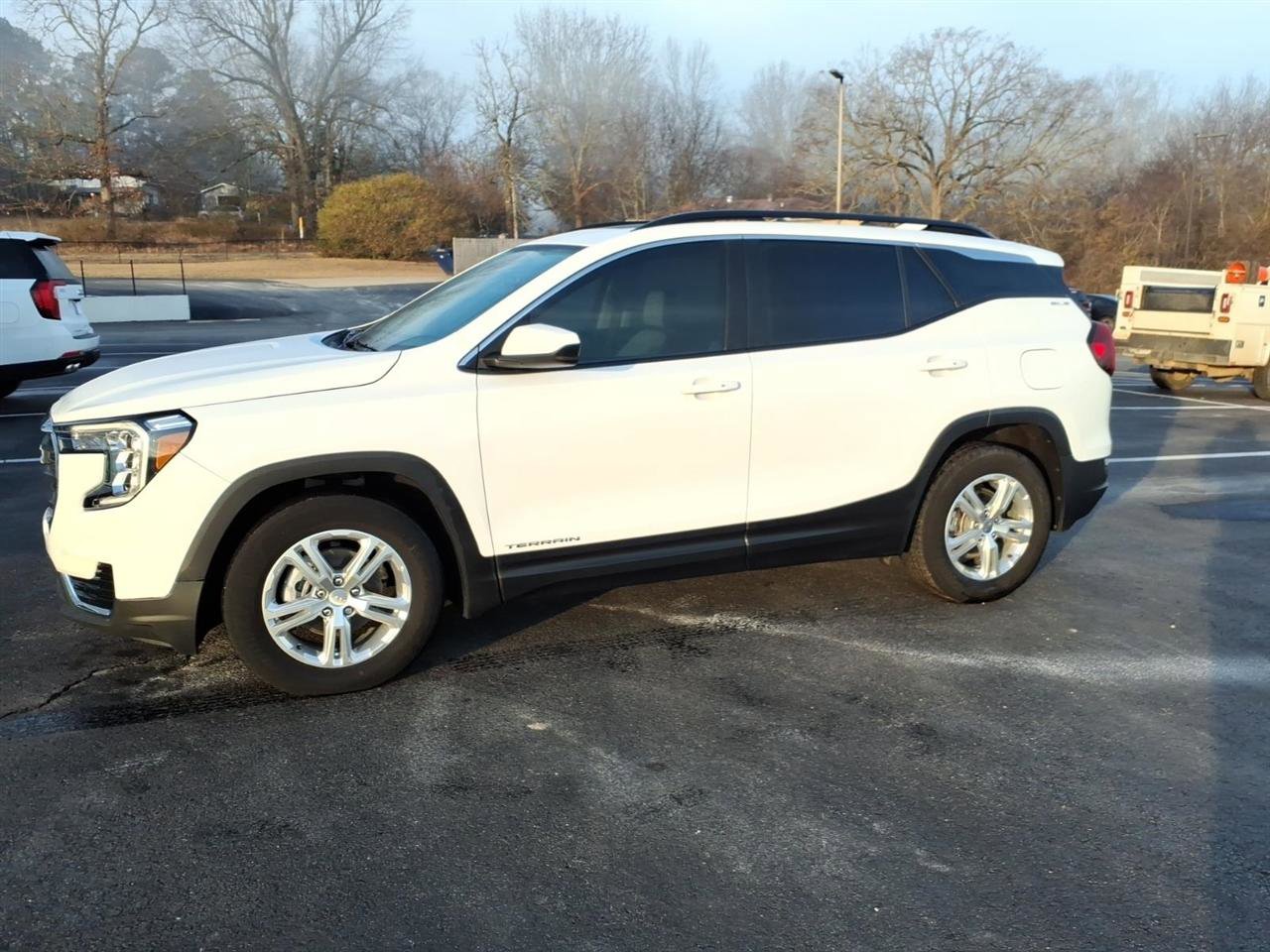 Used 2022 GMC Terrain SLE w/ Driver Convenience Package image 3